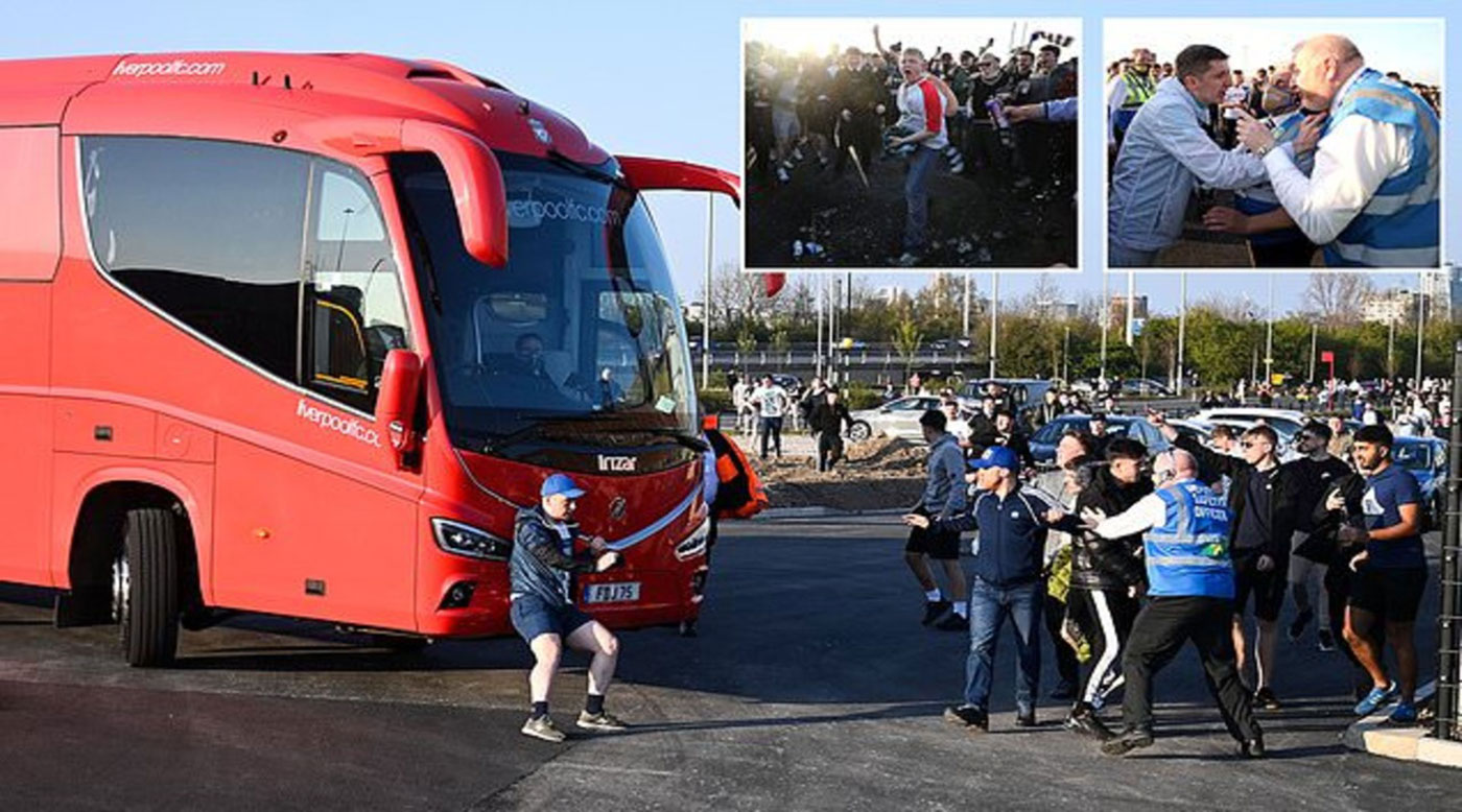 مان يونايتد ضد ليفربول والجماهير الغاضبة تعترض حافلة الريدز
