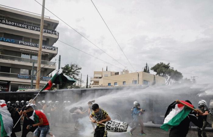 قنابل الغاز وخراطيم المياه ضد متظاهرين متضامنين مع الفلسطينيين في اليونان