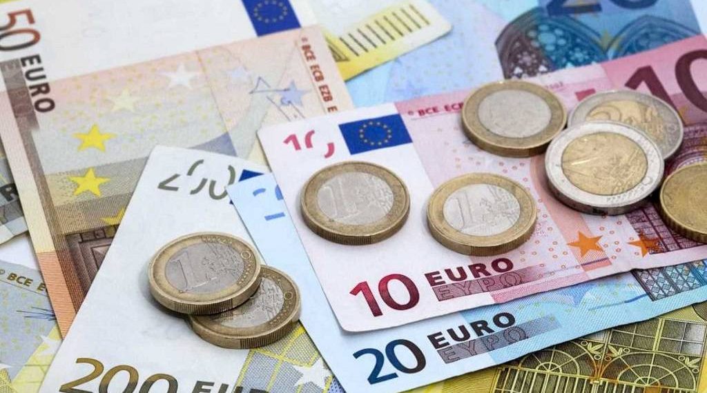 سعر اليورو أمام الجنية المصري يوم الجمعة 7-5-2021