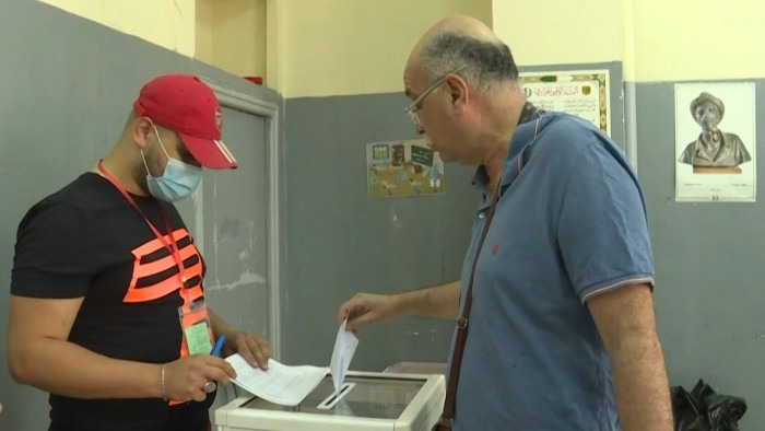 الحزب الحاكم بالجزائر يفوز بالانتخابات التشريعية