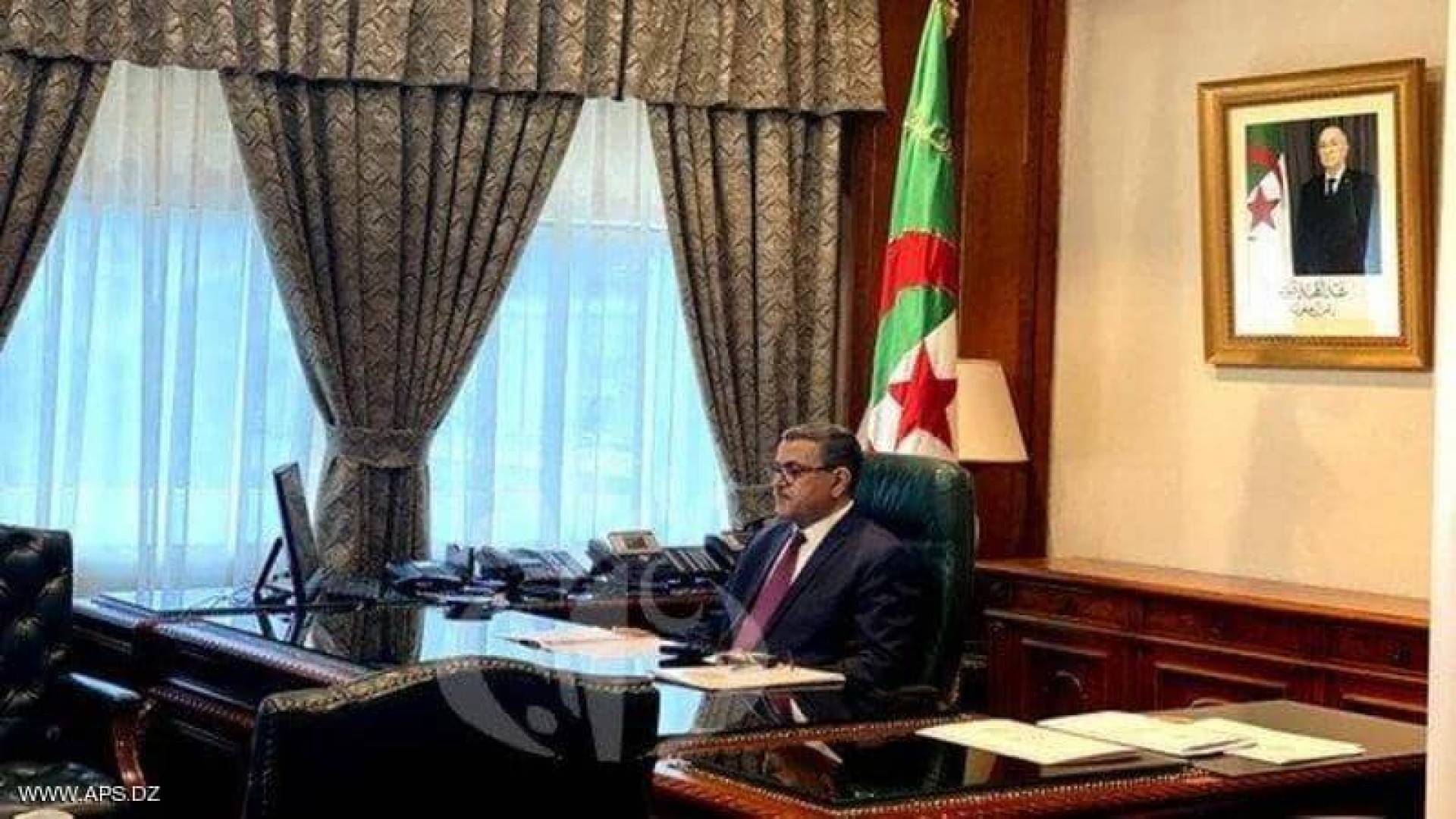 عبد الحميد تبون يقبل استقالة حكومة الجزائر