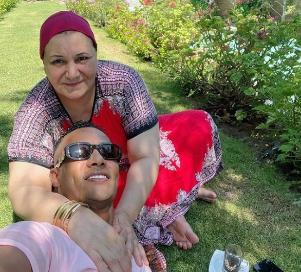 محمد رمضان فى صورة مع والدته