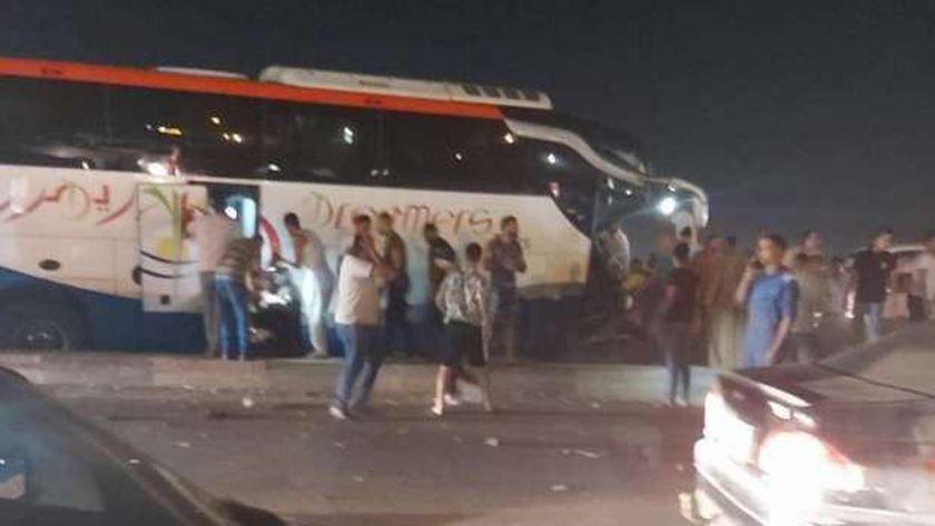 وفاة ثلاث أشخاص وإصابة 18 في تصادم أتوبيس وسيارة نقل بصحراوي الإسكندرية