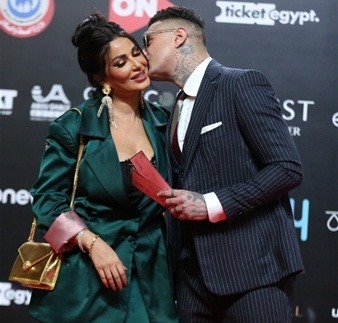 أحمد الفيشاوي وزوجته في قبلات متبادلة علي السجادة الحمراء