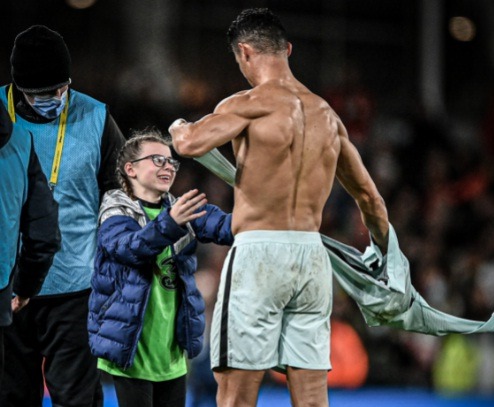 كريستيانو رونالدو يهدي قميصه لطفلة دخلت إلى الملعب
