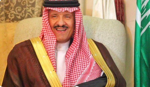 الأمير سلطان بن سلمان برفقة مسن طلب منه موعدا